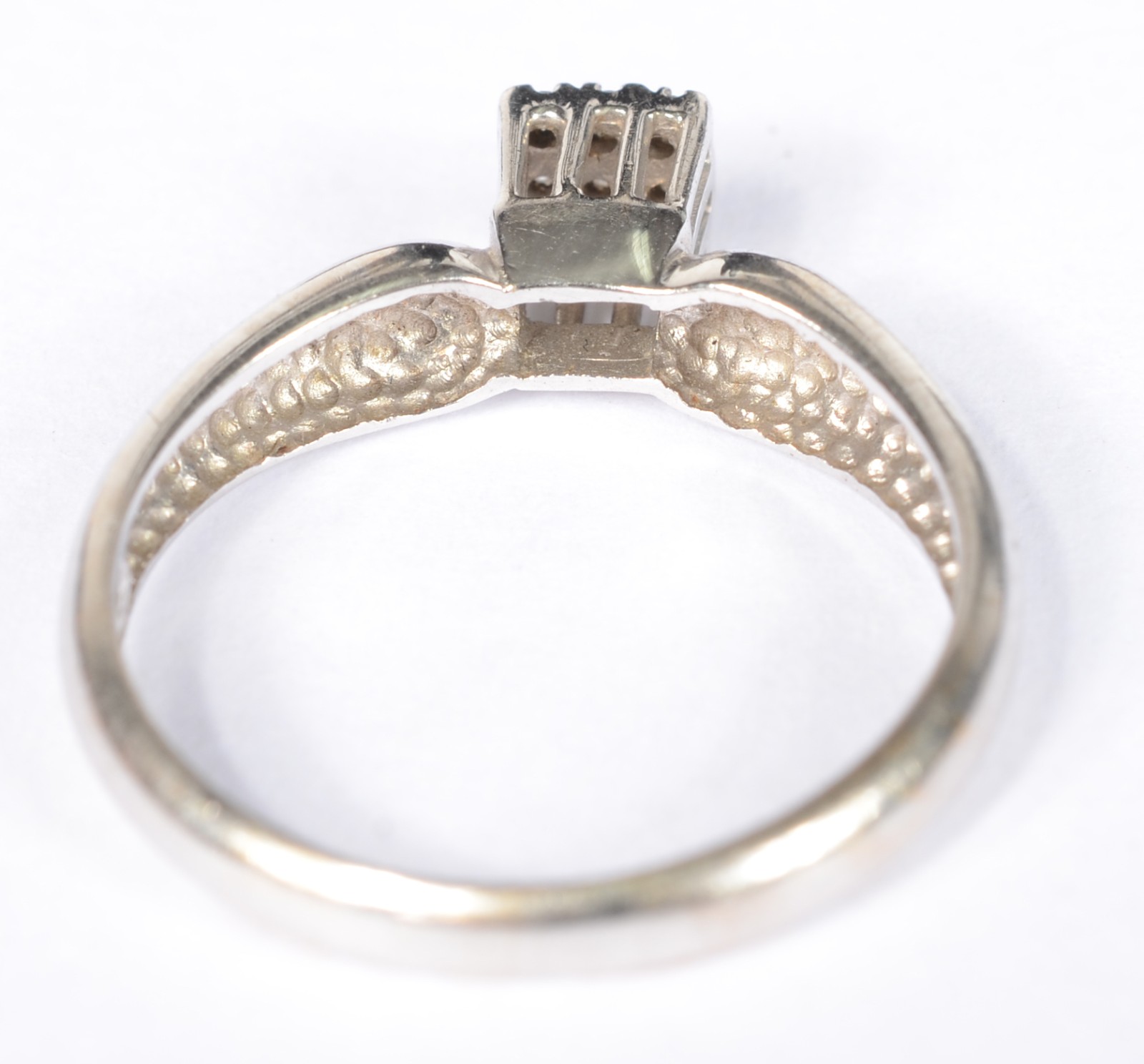 Anel de ouro branco com aproximadamente 9 brilhantes. Aro 18. (Por... - foto 3 de 6