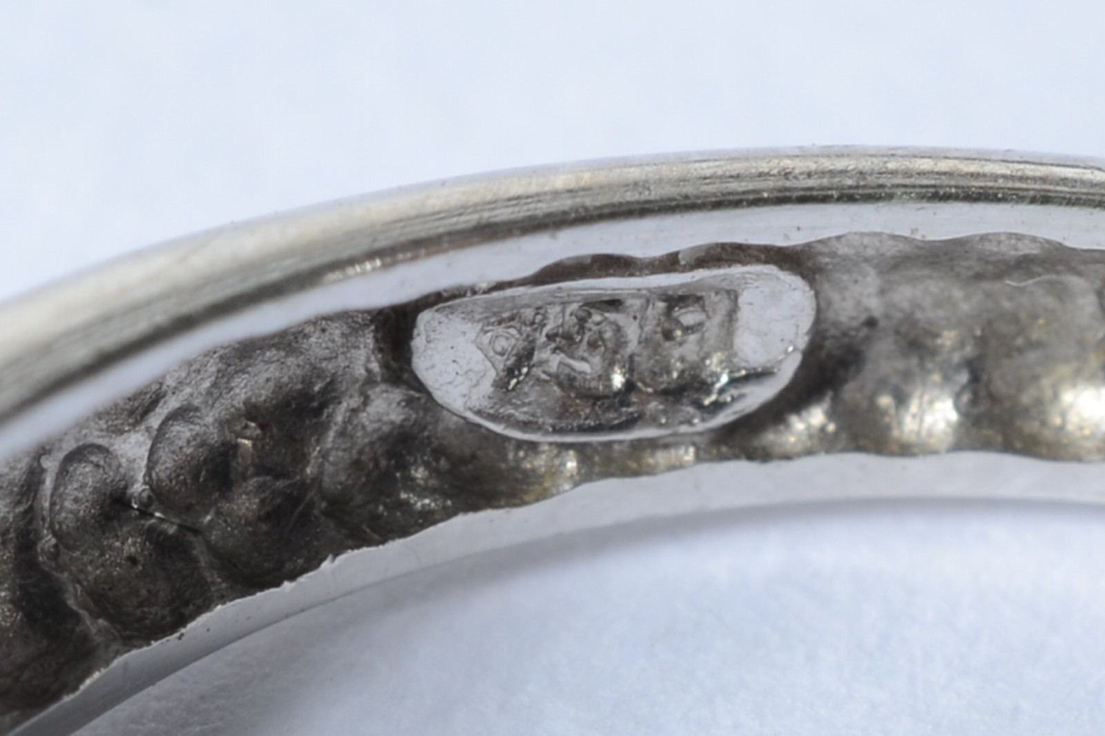 Anel de ouro branco com aproximadamente 9 brilhantes. Aro 18. (Por... - foto 6 de 6