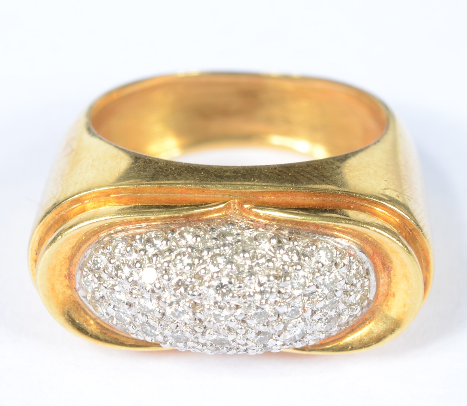 Anel de ouro 18 k., centro em ouro branco com pavê de brilhantes. Aro... - foto 2 de 5