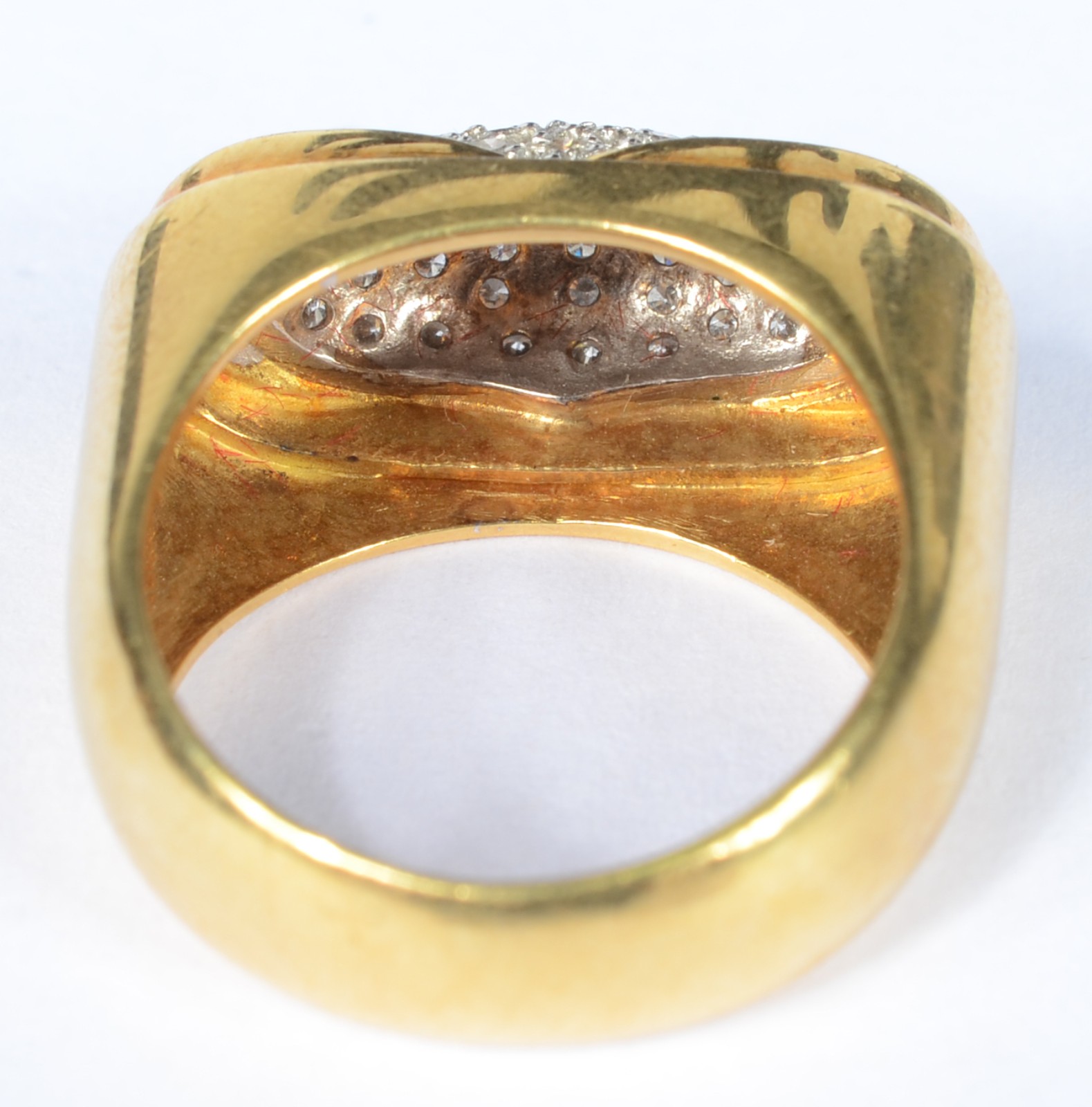 Anel de ouro 18 k., centro em ouro branco com pavê de brilhantes. Aro... - foto 3 de 5