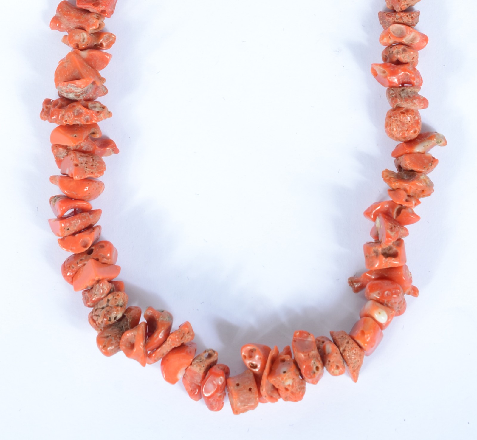 Colar de pedras coral, fecho boia de ouro 18 k. - foto 1 de 4