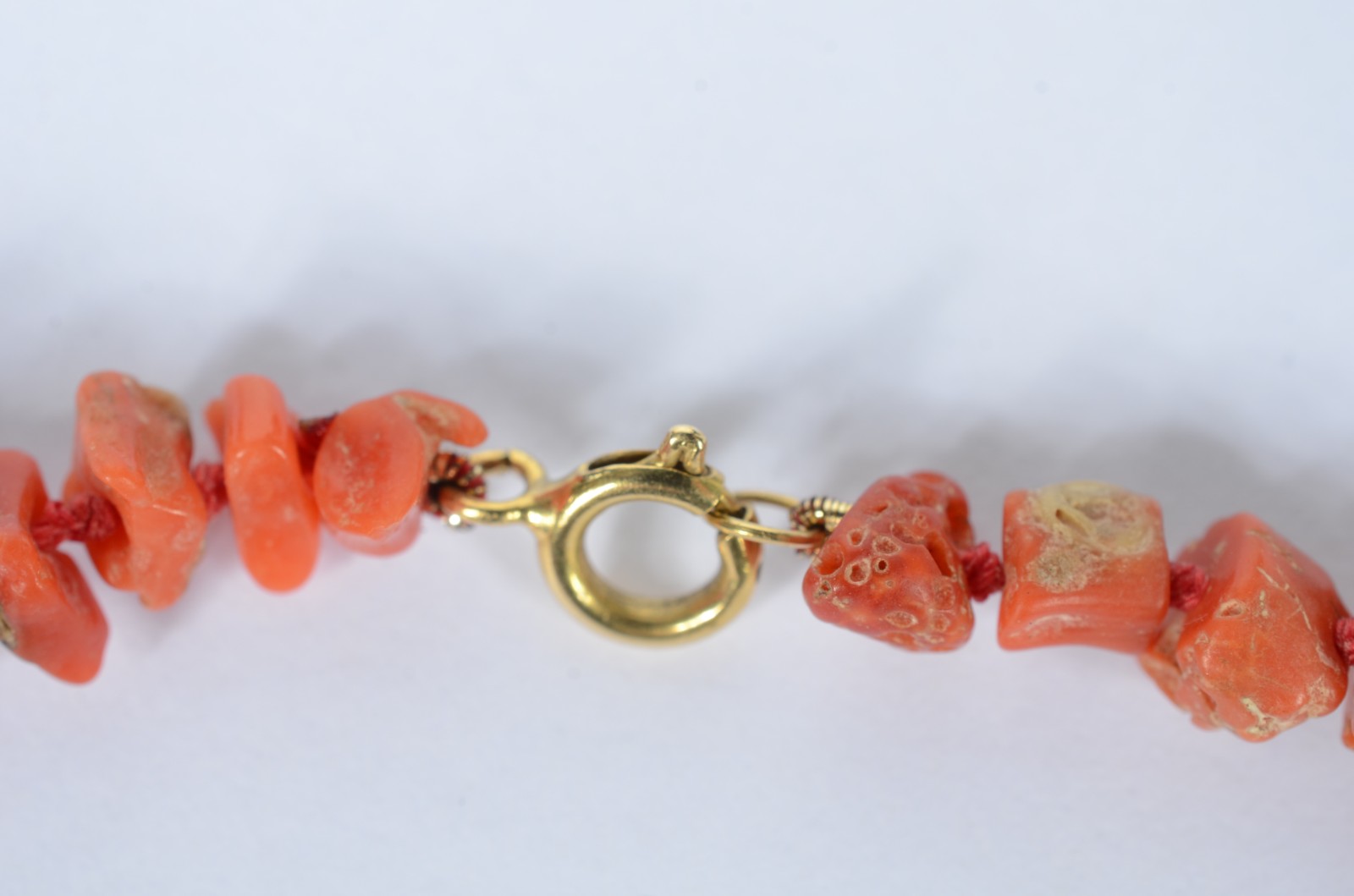 Colar de pedras coral, fecho boia de ouro 18 k. - foto 3 de 4