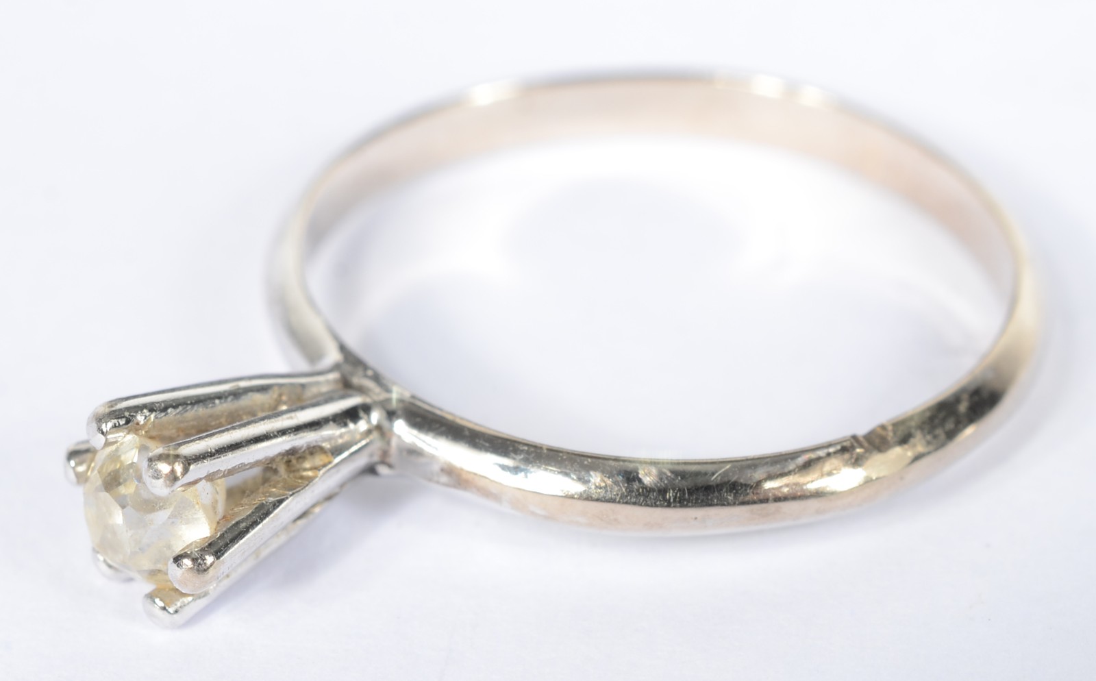Solitário de ouro branco 18 k., brilhante central de 0,10 ct. Aro... - foto 1 de 5