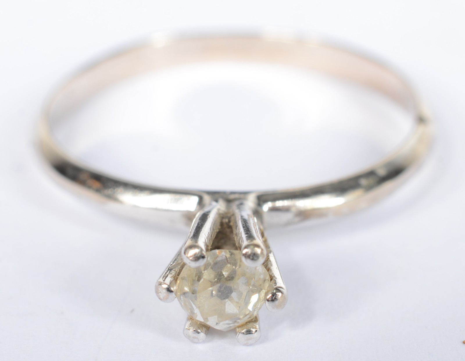 Solitário de ouro branco 18 k., brilhante central de 0,10 ct. Aro... - foto 2 de 5