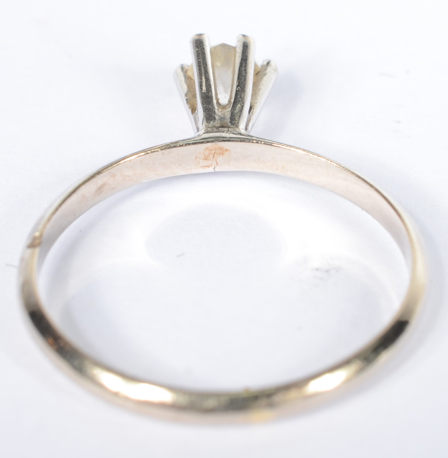 Solitário de ouro branco 18 k., brilhante central de 0,10 ct. Aro... - foto 3 de 5