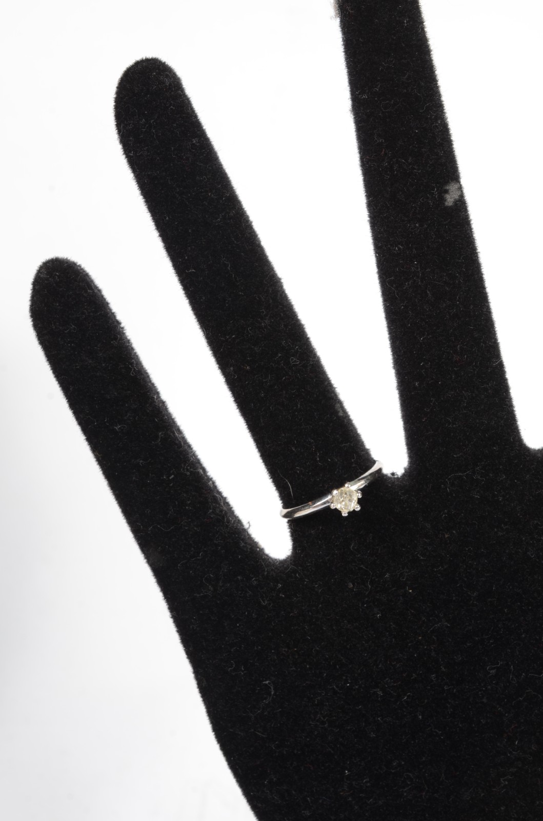 Solitário de ouro branco 18 k., brilhante central de 0,10 ct. Aro... - foto 5 de 5