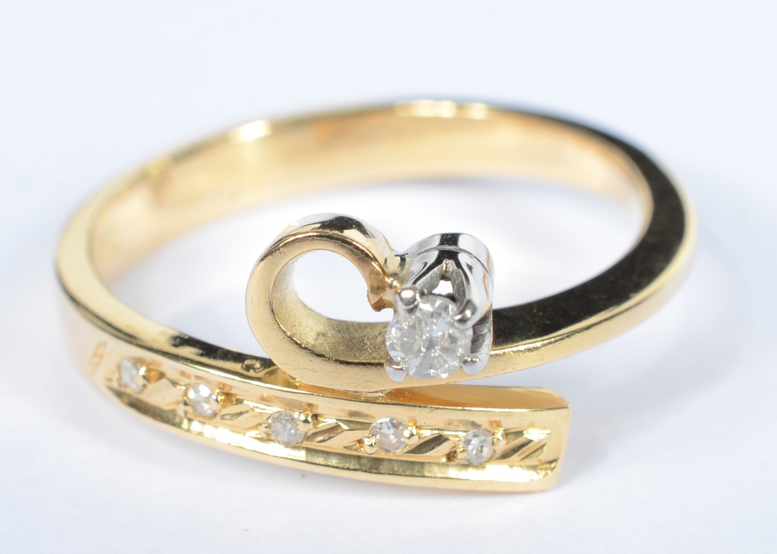 Anel de ouro 18 k., contraste 750 mls com cinco brilhantes laterais e... - foto 1 de 5