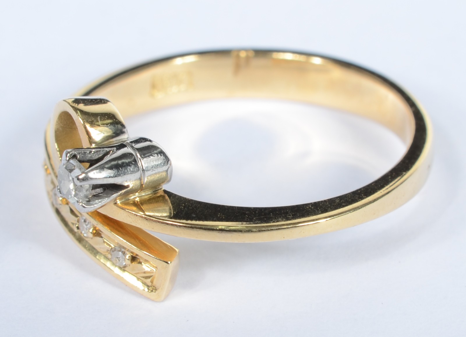 Anel de ouro 18 k., contraste 750 mls com cinco brilhantes laterais e... - foto 2 de 5