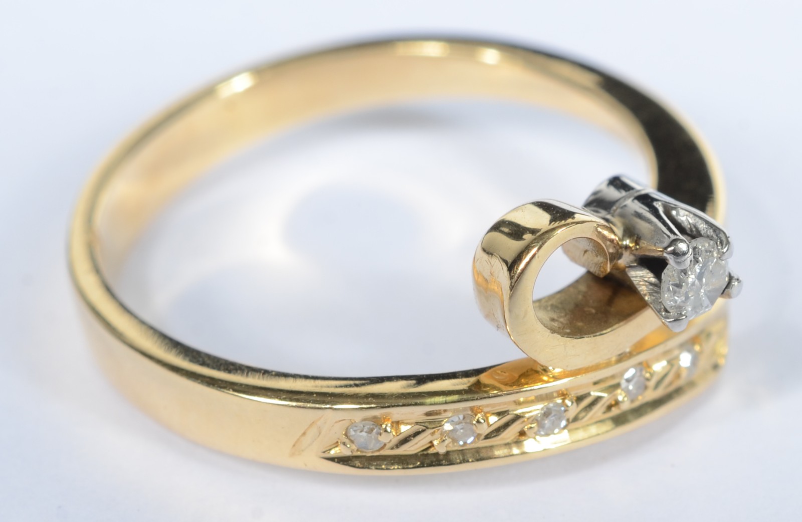 Anel de ouro 18 k., contraste 750 mls com cinco brilhantes laterais e... - foto 3 de 5