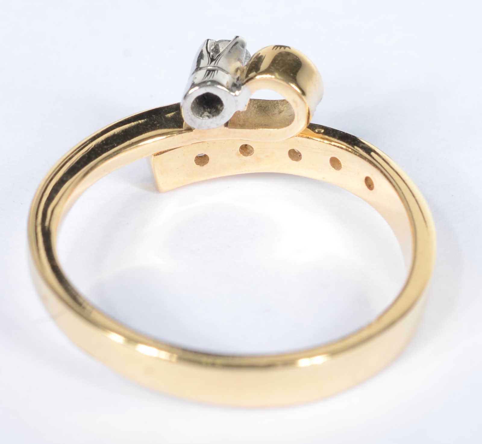 Anel de ouro 18 k., contraste 750 mls com cinco brilhantes laterais e... - foto 5 de 5