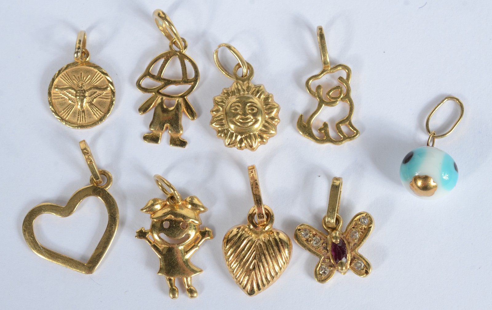 Conjunto com 9 pendentes diversos de ouro 18 k. (Por motivos de... - foto 1 de 2