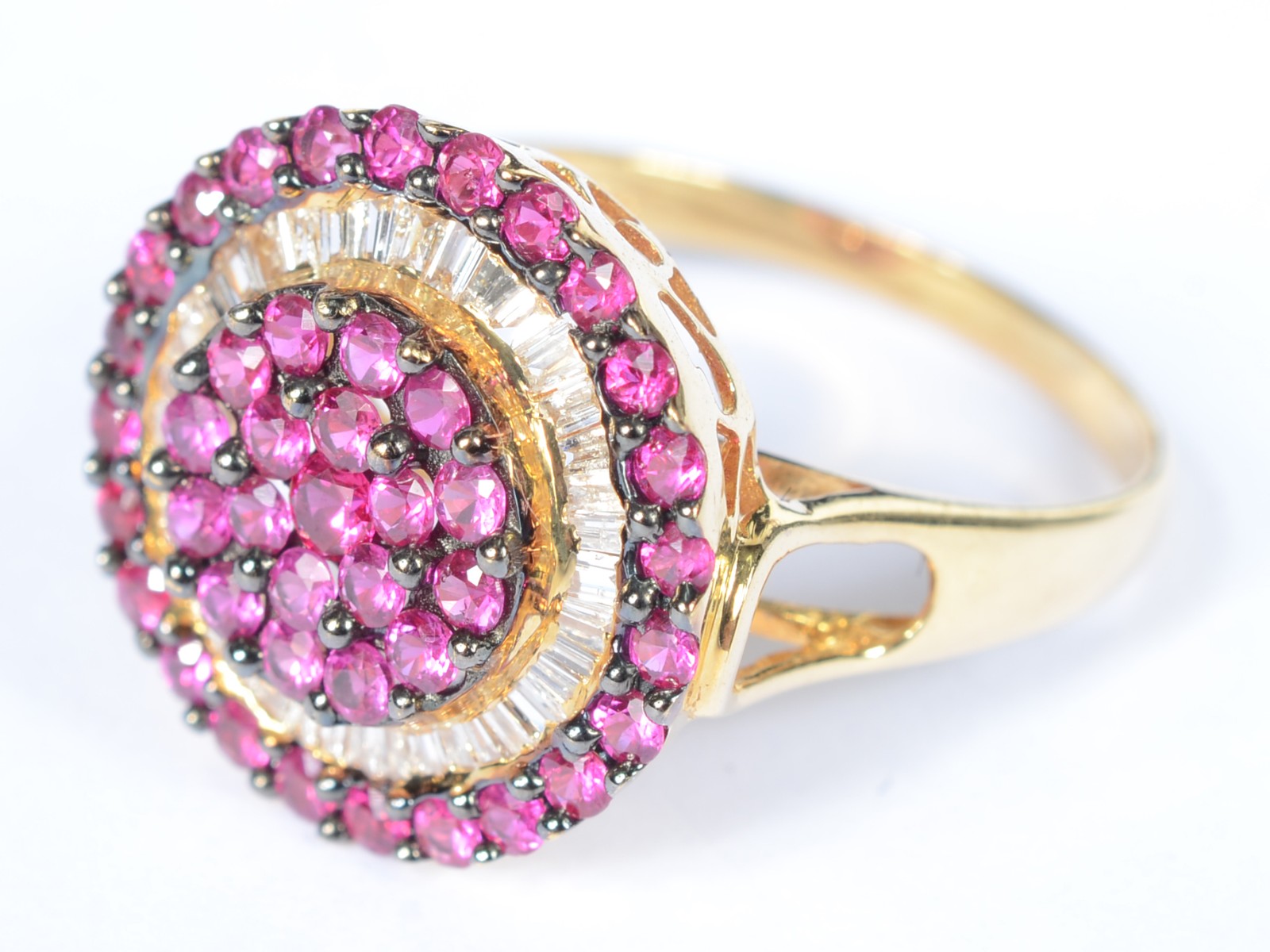 Anel de ouro 18 k., feitio "pizza" cravejado com rubis e brilhantes... - foto 1 de 5