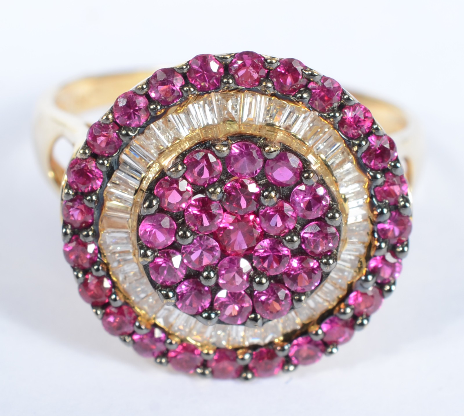 Anel de ouro 18 k., feitio "pizza" cravejado com rubis e brilhantes... - foto 2 de 5