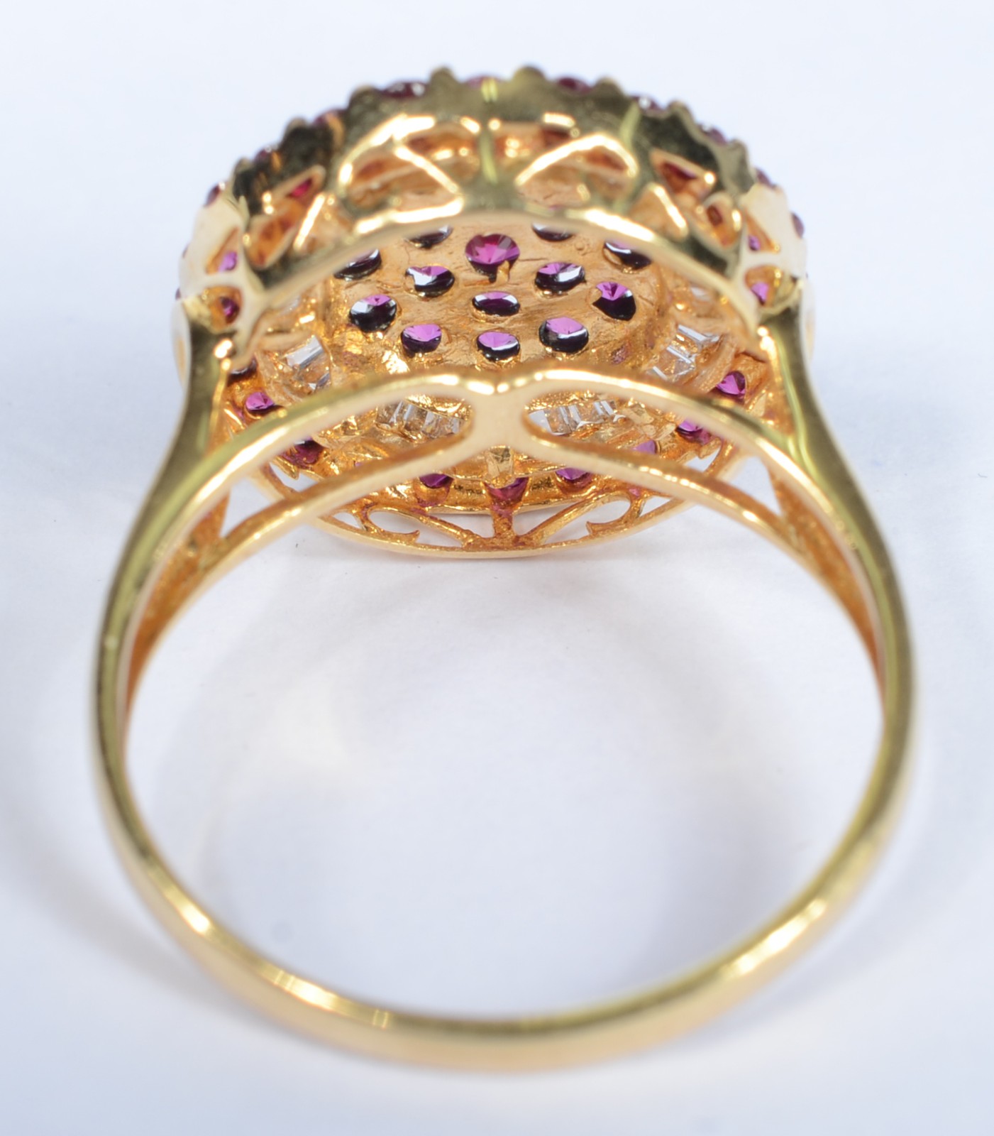 Anel de ouro 18 k., feitio "pizza" cravejado com rubis e brilhantes... - foto 3 de 5