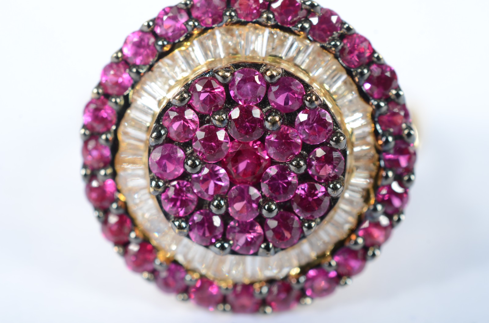 Anel de ouro 18 k., feitio "pizza" cravejado com rubis e brilhantes... - foto 4 de 5