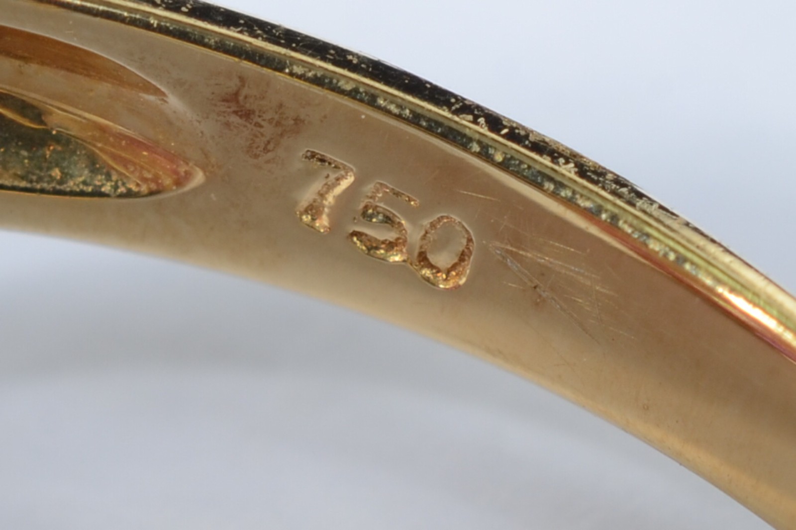 Anel de ouro 18 k., feitio "pizza" cravejado com rubis e brilhantes... - foto 5 de 5
