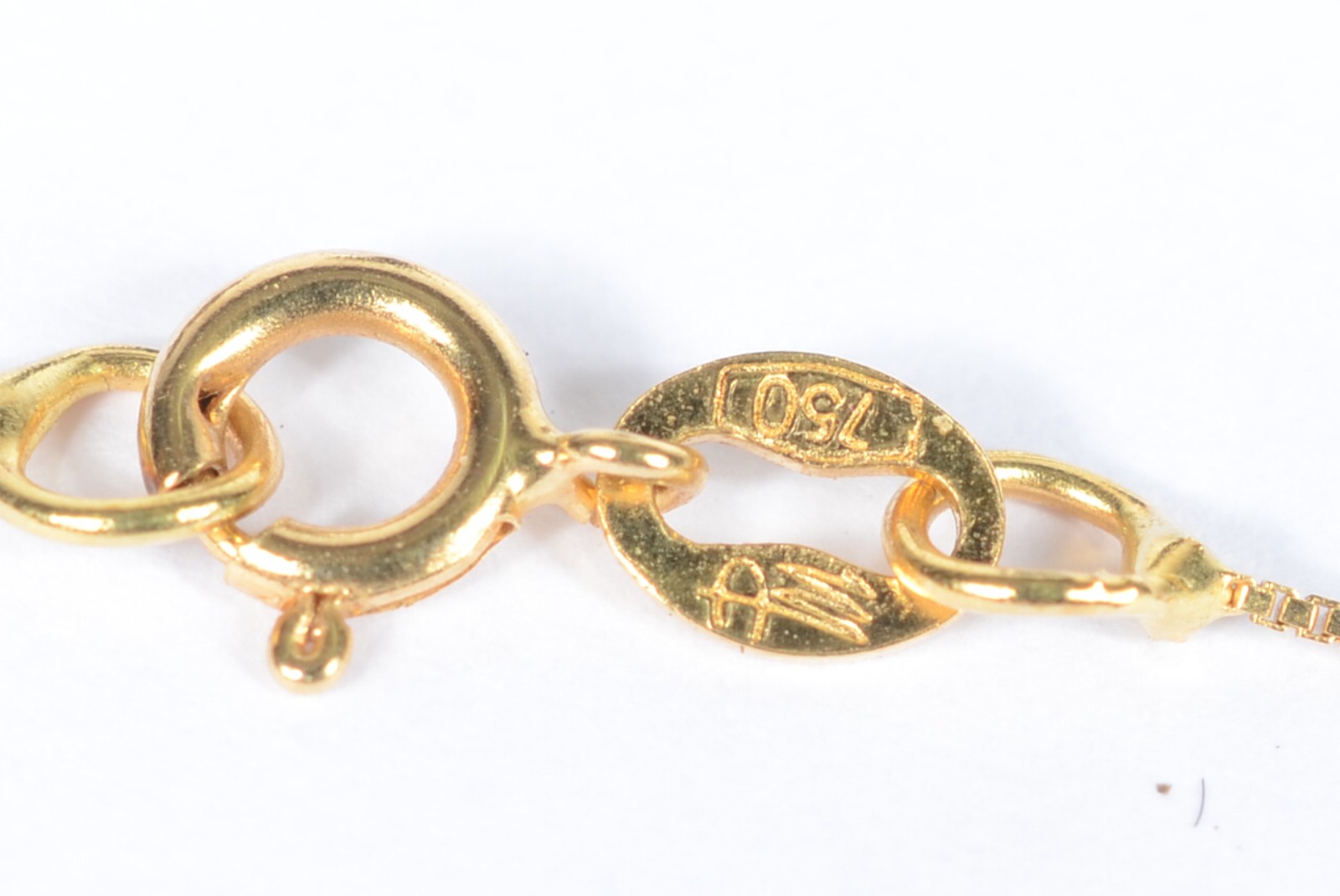 Colar com crucifixo de ouro 18 k., contraste 750 mls, aproximadamente... - foto 5 de 6