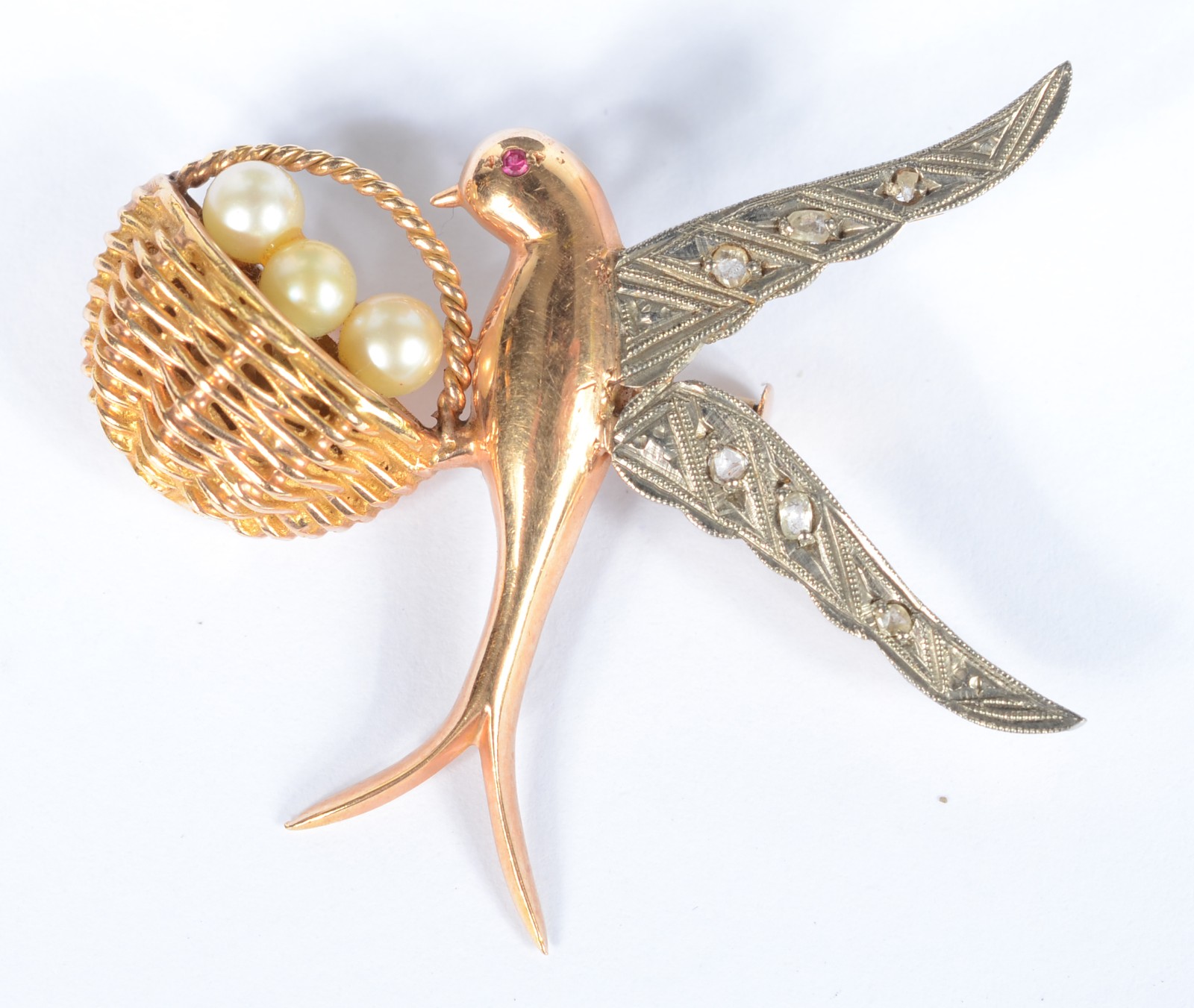 Broche de ouro 18 k., na forma de pássaro carregando cesta com três... - foto 1 de 2