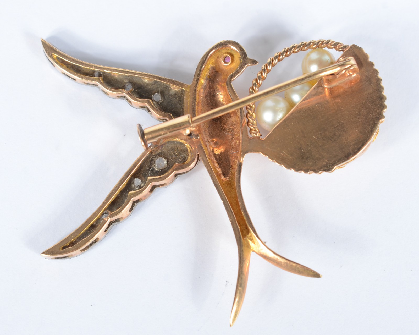 Broche de ouro 18 k., na forma de pássaro carregando cesta com três... - foto 2 de 2