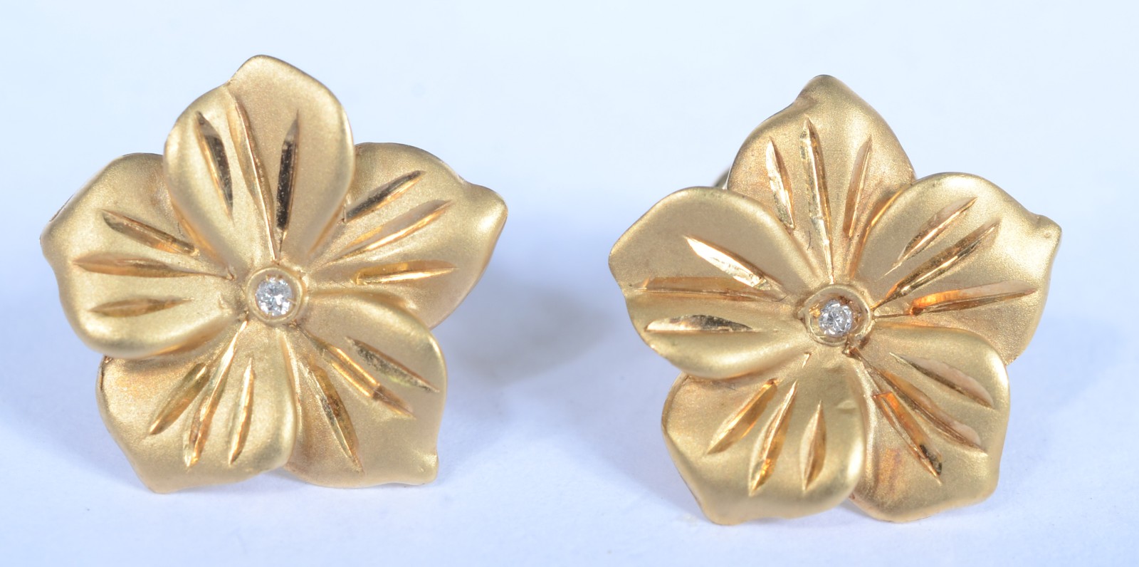 Par de brincos na forma de flor de ouro 18 k., contraste 750 mls com... - foto 1 de 6