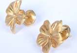 Par de brincos na forma de flor de ouro 18 k., ... - Par de brincos na forma de flor de ouro 18 k., contraste 750 mls  com um brilhante cada. (Por motivos de segurança a peça não se encontra na<br>...