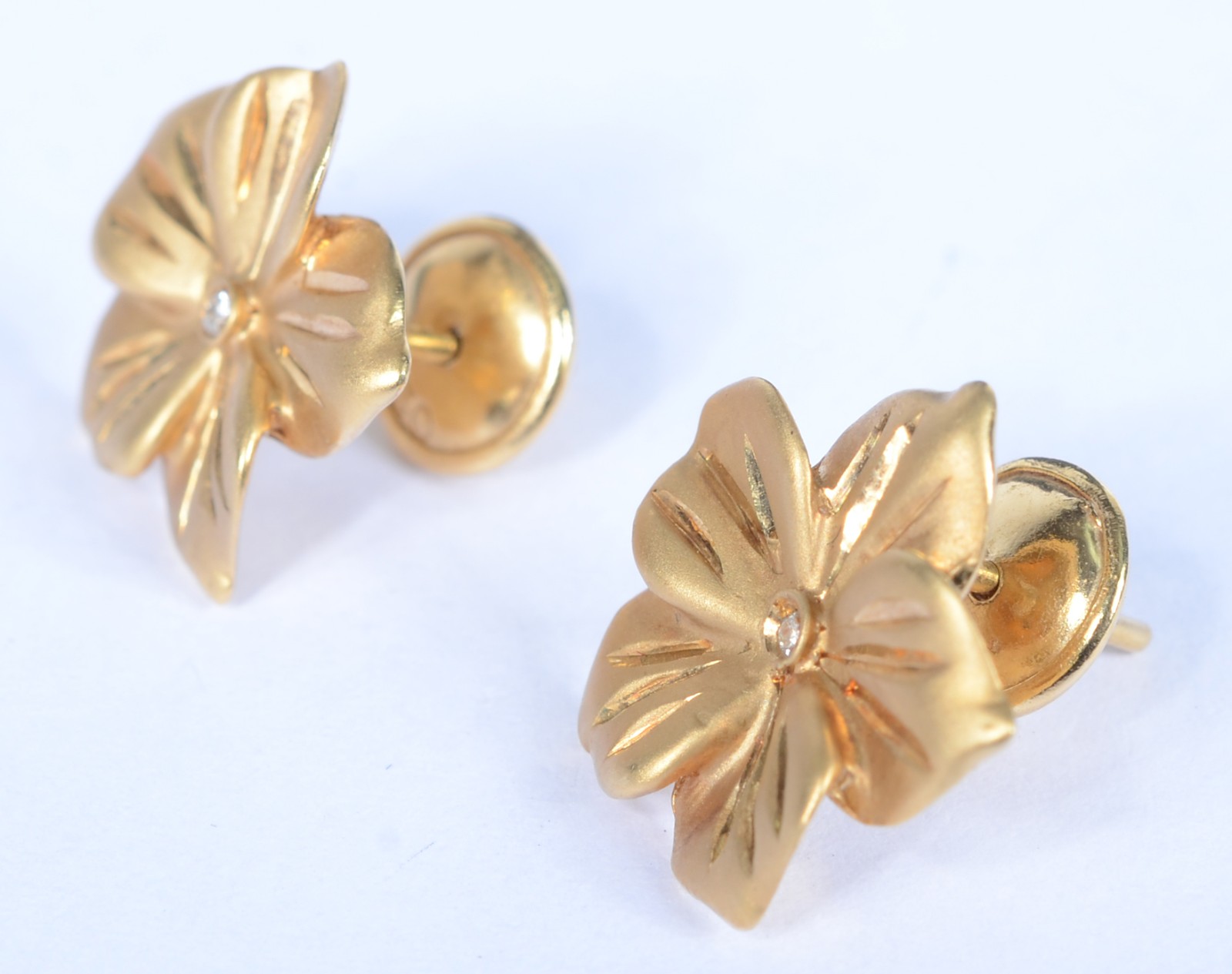 Par de brincos na forma de flor de ouro 18 k., contraste 750 mls com... - foto 2 de 6
