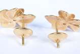 Par de brincos na forma de flor de ouro 18 k., ... - Par de brincos na forma de flor de ouro 18 k., contraste 750 mls  com um brilhante cada. (Por motivos de segurança a peça não se encontra na<br>...