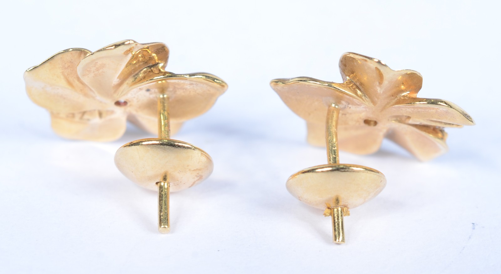 Par de brincos na forma de flor de ouro 18 k., contraste 750 mls com... - foto 3 de 6