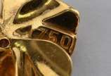 Par de brincos na forma de flor de ouro 18 k., ... - Par de brincos na forma de flor de ouro 18 k., contraste 750 mls  com um brilhante cada. (Por motivos de segurança a peça não se encontra na<br>...
