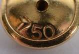 Par de brincos na forma de flor de ouro 18 k., ... - Par de brincos na forma de flor de ouro 18 k., contraste 750 mls  com um brilhante cada. (Por motivos de segurança a peça não se encontra na<br>...
