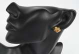 Par de brincos na forma de flor de ouro 18 k., ... - Par de brincos na forma de flor de ouro 18 k., contraste 750 mls  com um brilhante cada. (Por motivos de segurança a peça não se encontra na<br>...