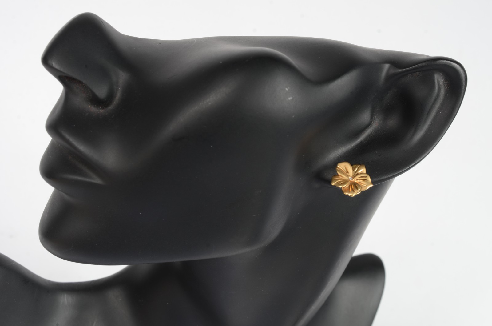 Par de brincos na forma de flor de ouro 18 k., contraste 750 mls com... - foto 6 de 6