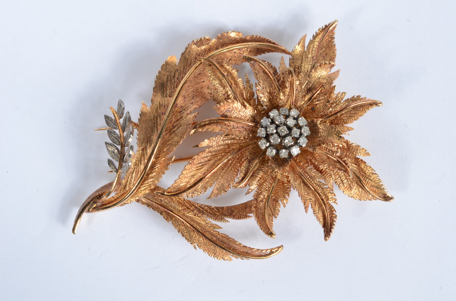 Broche de ouro 18 k., na forma de flor com brilhantes ao centro... - foto 1 de 4