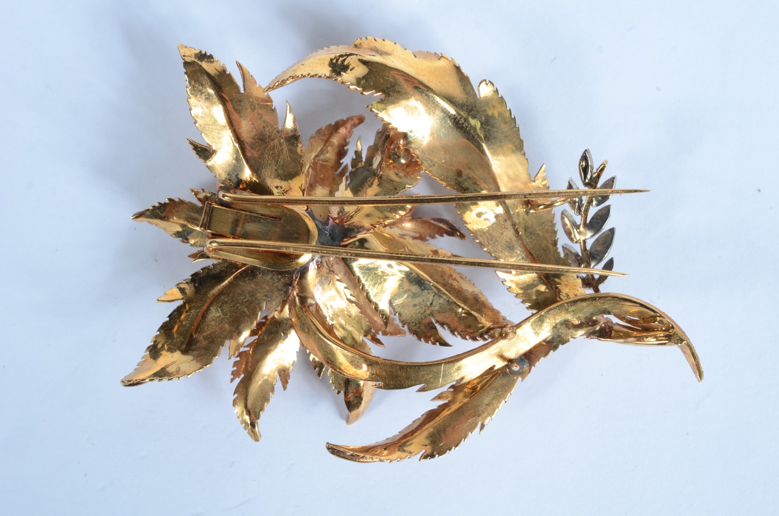 Broche de ouro 18 k., na forma de flor com brilhantes ao centro... - foto 2 de 4