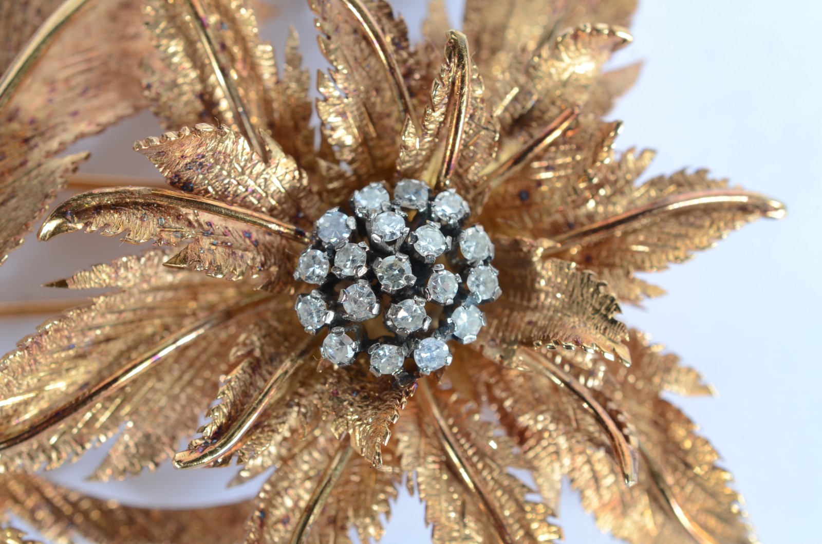 Broche de ouro 18 k., na forma de flor com brilhantes ao centro... - foto 3 de 4