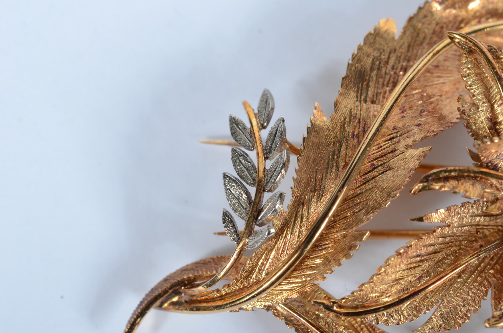Broche de ouro 18 k., na forma de flor com brilhantes ao centro... - foto 4 de 4
