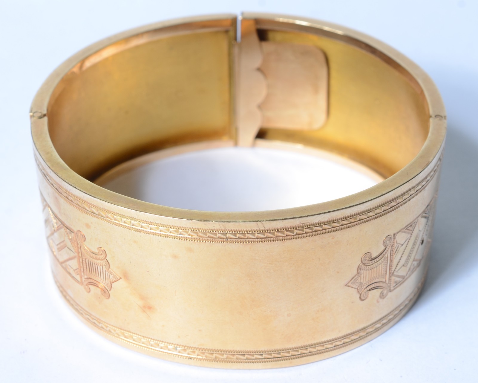 Pulseira "escrava" de ouro baixo. (Por motivos de segurança a peça... - foto 3 de 6