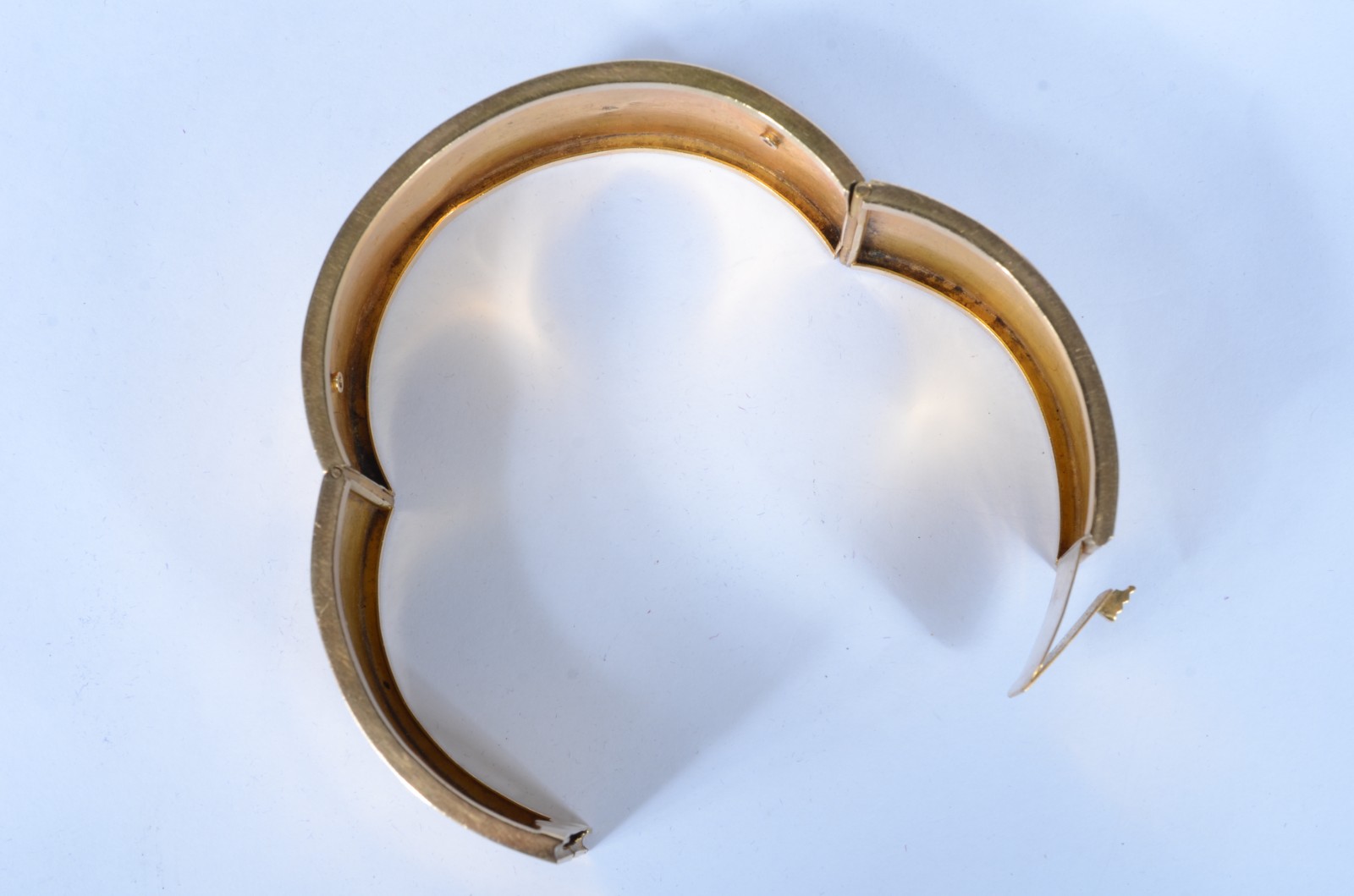 Pulseira "escrava" de ouro baixo. (Por motivos de segurança a peça... - foto 4 de 6