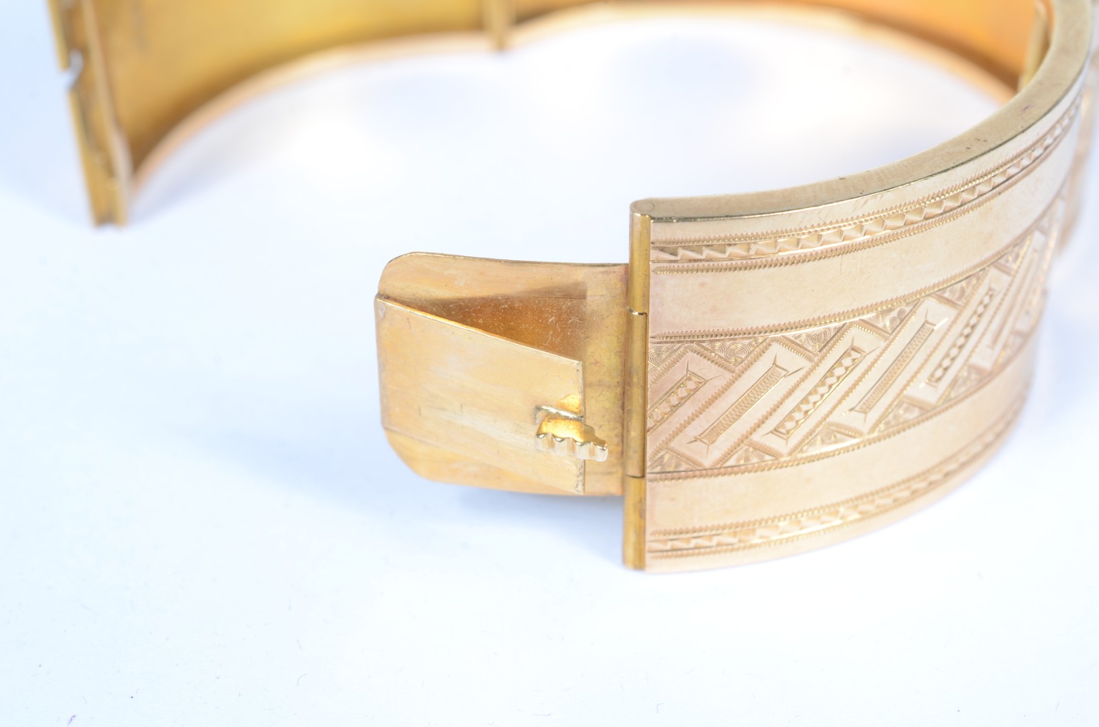 Pulseira "escrava" de ouro baixo. (Por motivos de segurança a peça... - foto 5 de 6