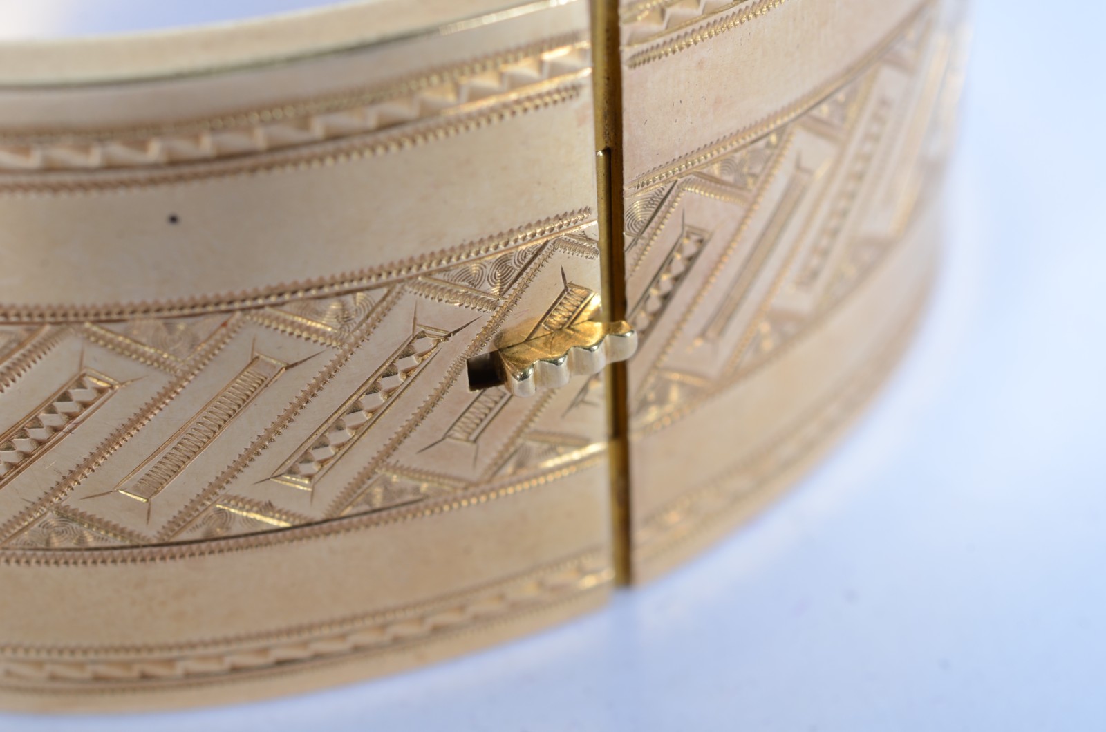 Pulseira "escrava" de ouro baixo. (Por motivos de segurança a peça... - foto 6 de 6
