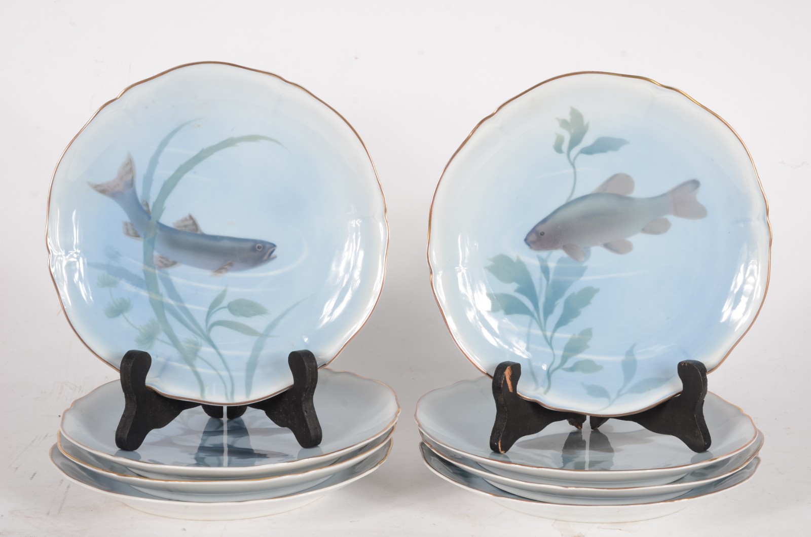 Conjunto com 8 pratos de porcelana europeia decorados com peixes em... - foto 3 de 6
