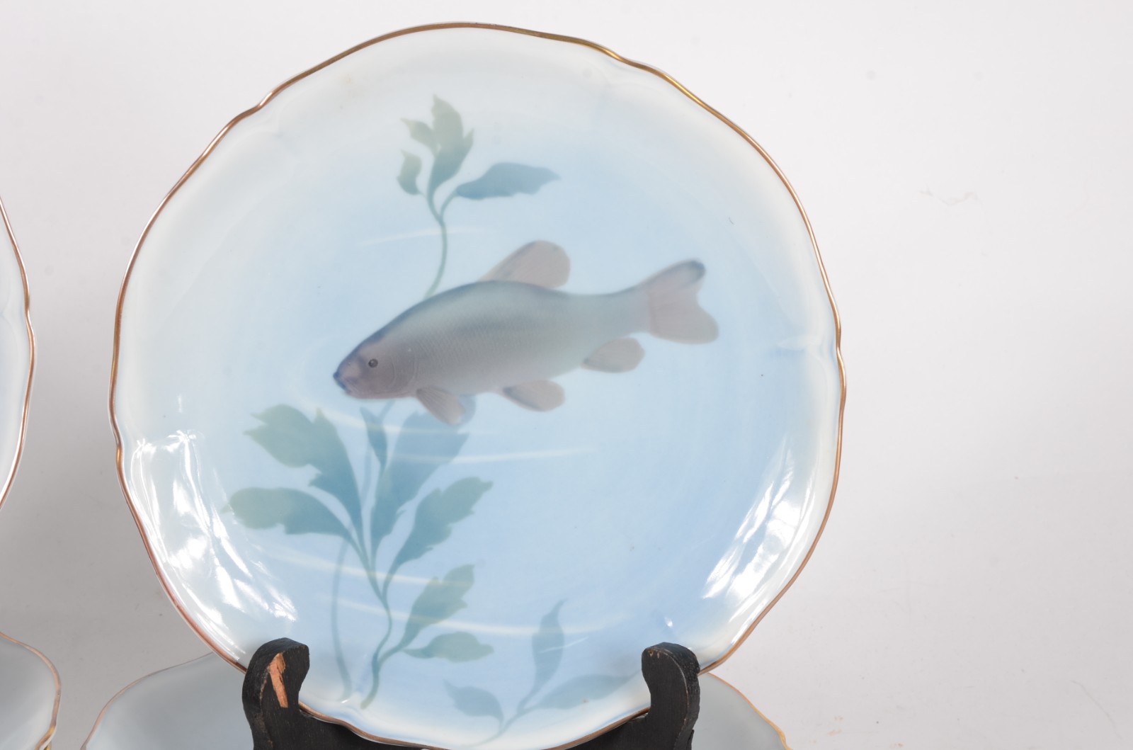 Conjunto com 8 pratos de porcelana europeia decorados com peixes em... - foto 4 de 6