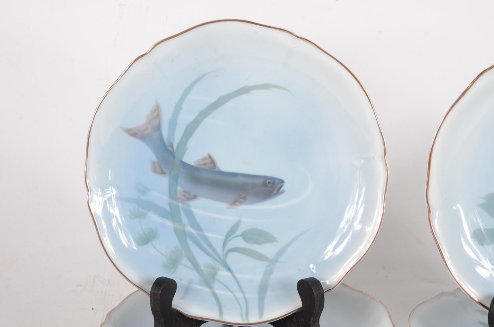 Conjunto com 8 pratos de porcelana europeia decorados com peixes em... - foto 5 de 6