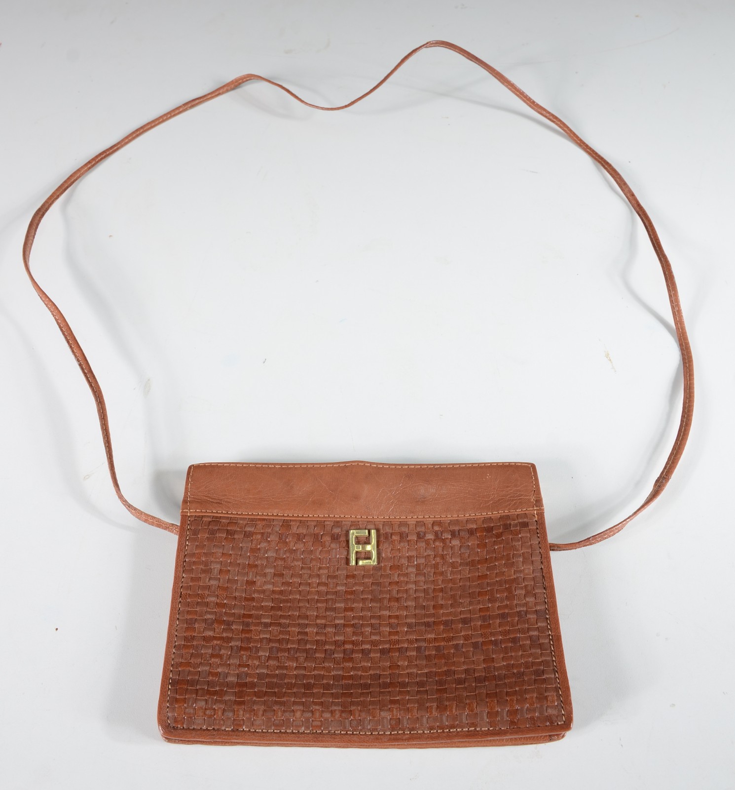 Bolsa feminina de couro tressé e fina alça tiracolo. Pequenos... - foto 1 de 5