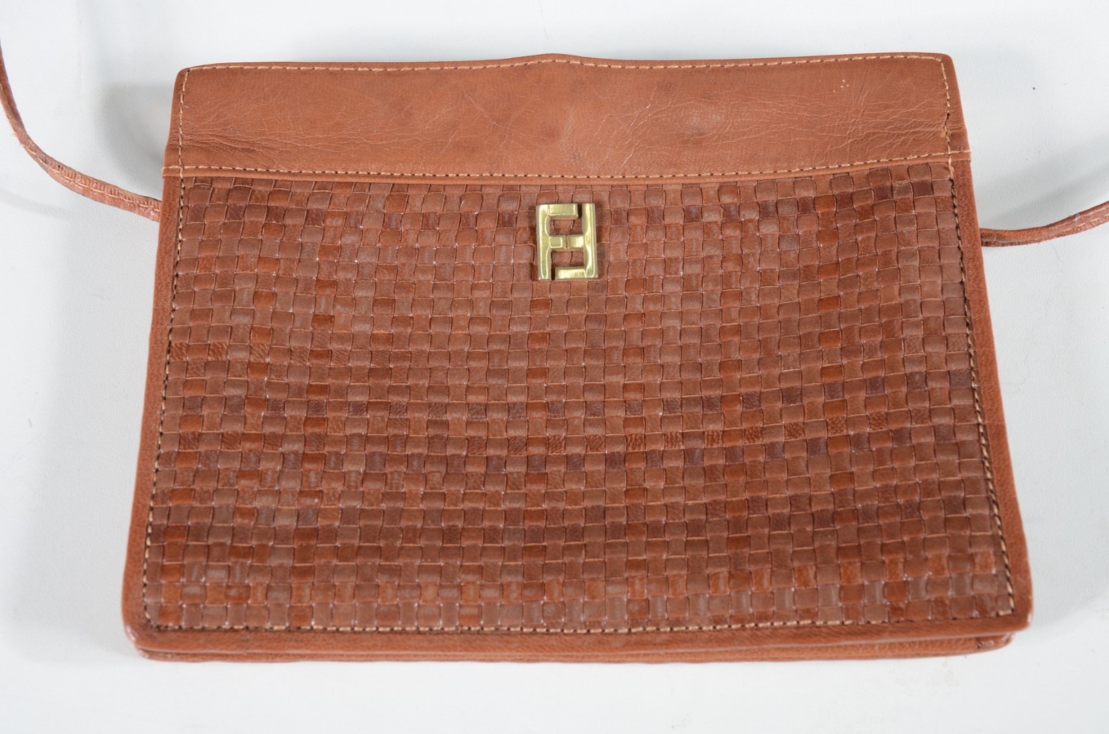 Bolsa feminina de couro tressé e fina alça tiracolo. Pequenos... - foto 2 de 5
