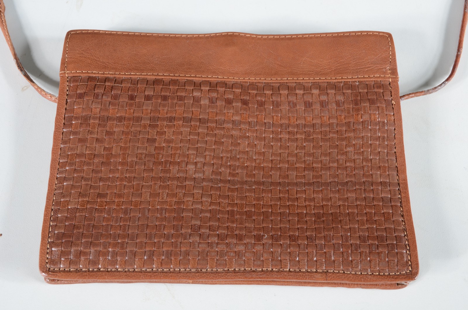 Bolsa feminina de couro tressé e fina alça tiracolo. Pequenos... - foto 4 de 5