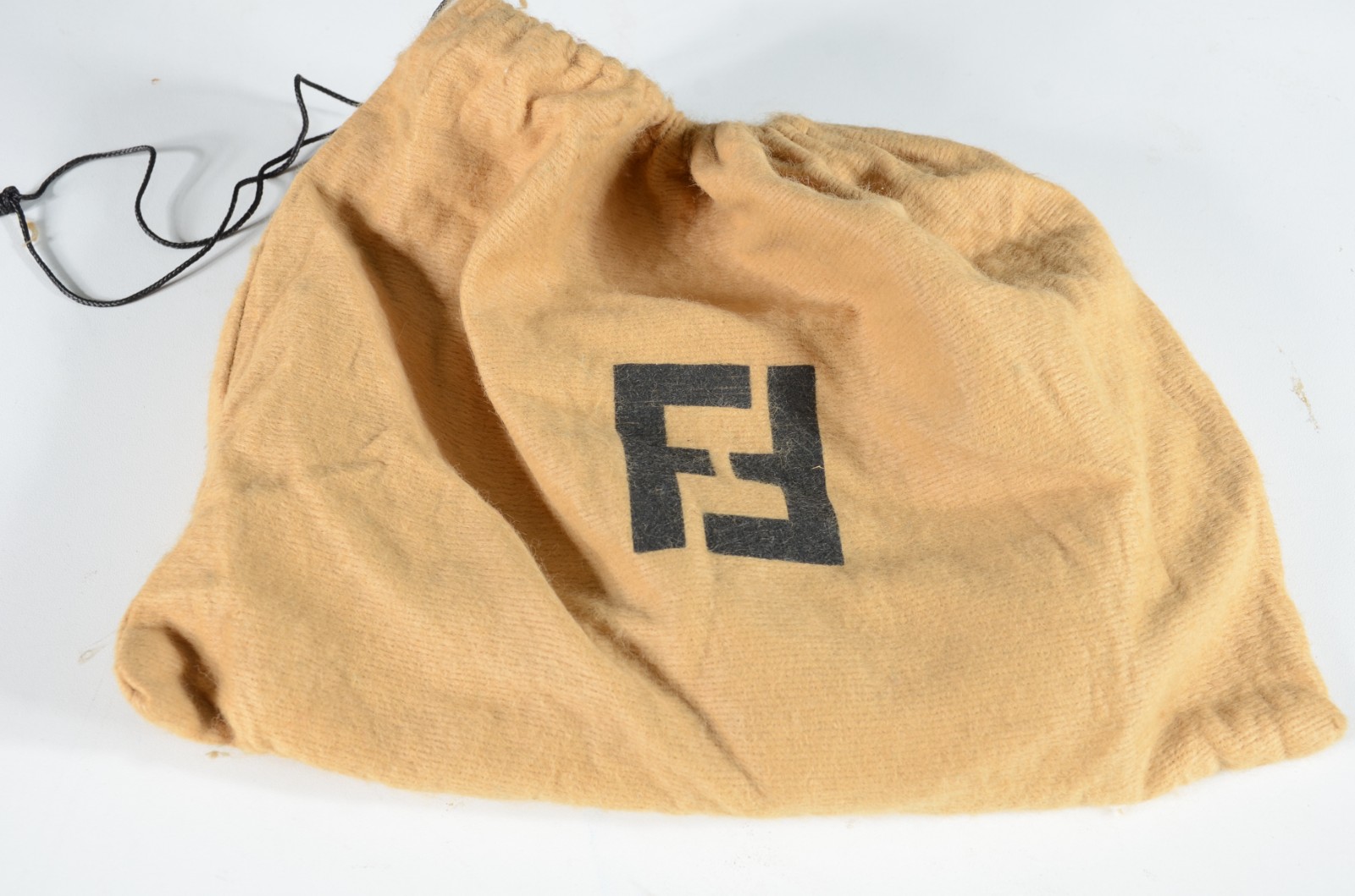 Bolsa feminina de couro tressé e fina alça tiracolo. Pequenos... - foto 5 de 5
