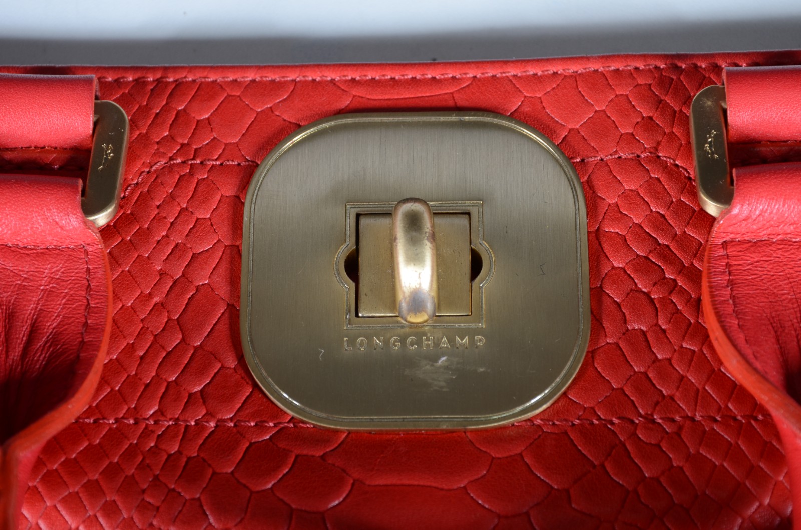 Bolsa feminina de couro vermelho, ferragens douradas, alça tiracolo... - foto 3 de 5