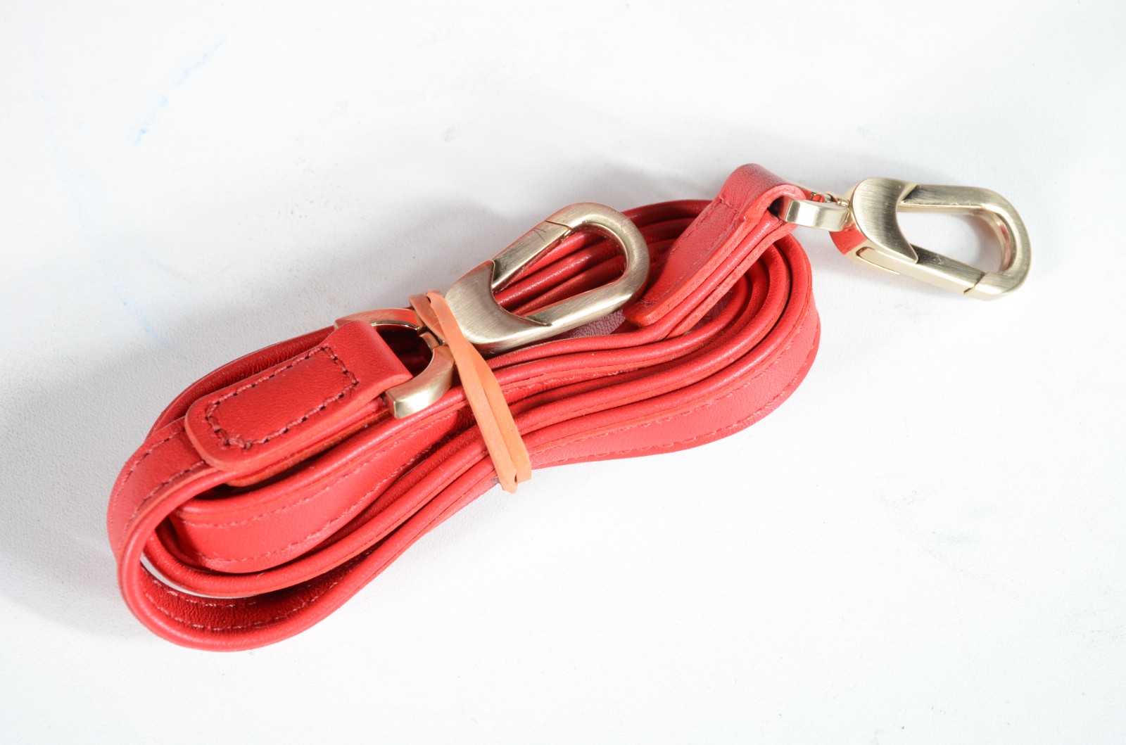 Bolsa feminina de couro vermelho, ferragens douradas, alça tiracolo... - foto 4 de 5