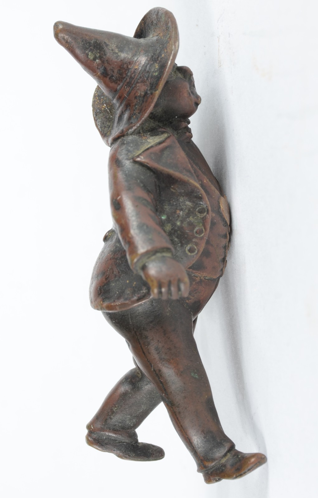 Escultura de bronze patinado representando figura masculina com... - foto 3 de 5
